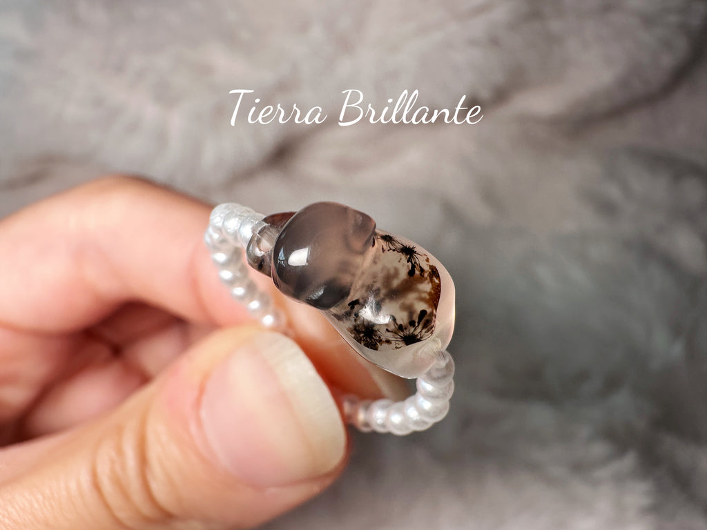 Cat·Gatito entre los dedos