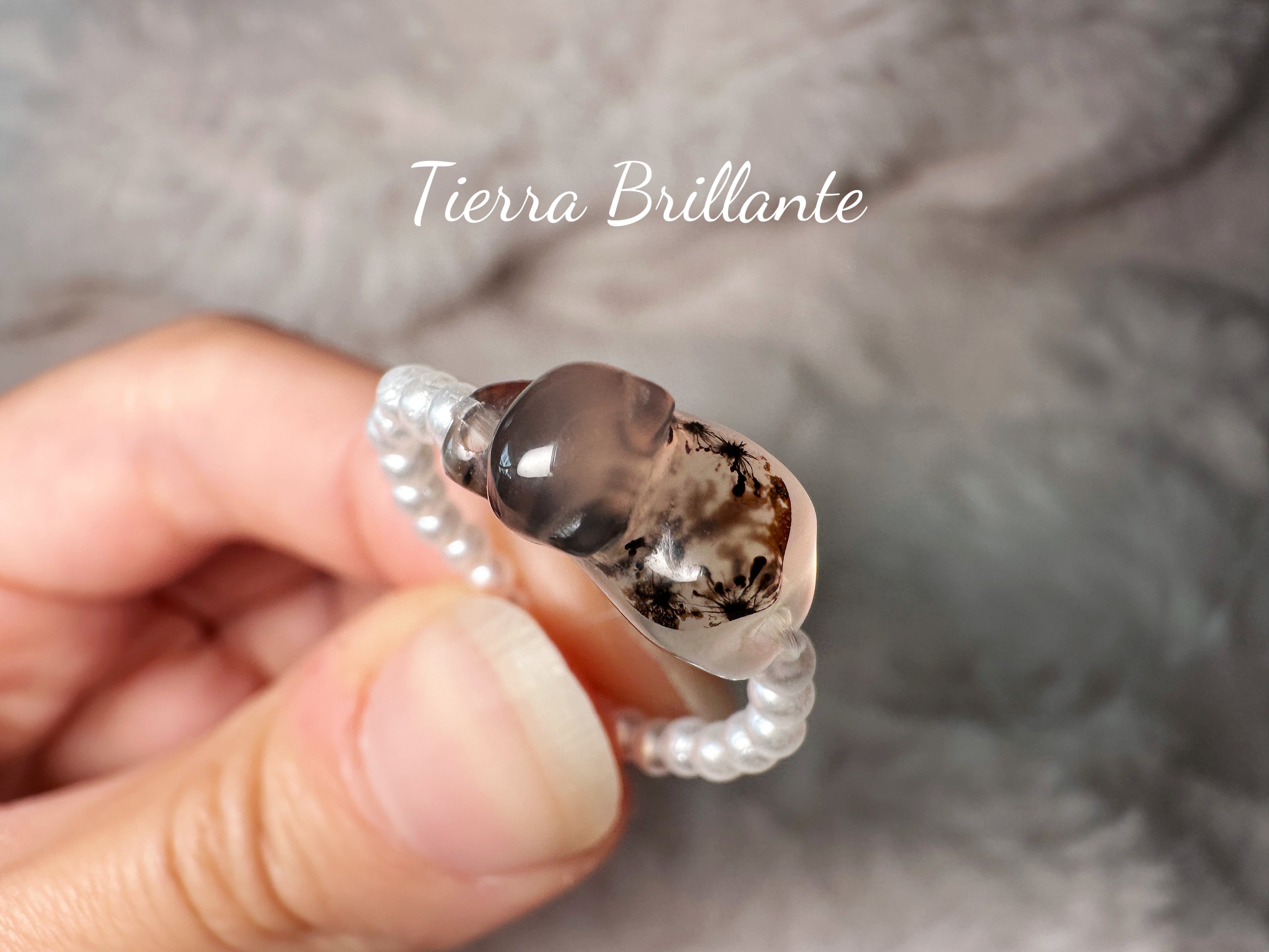 Cat·Gatito entre los dedos