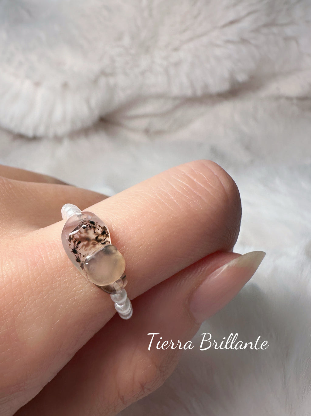 Cat·Gatito entre los dedos