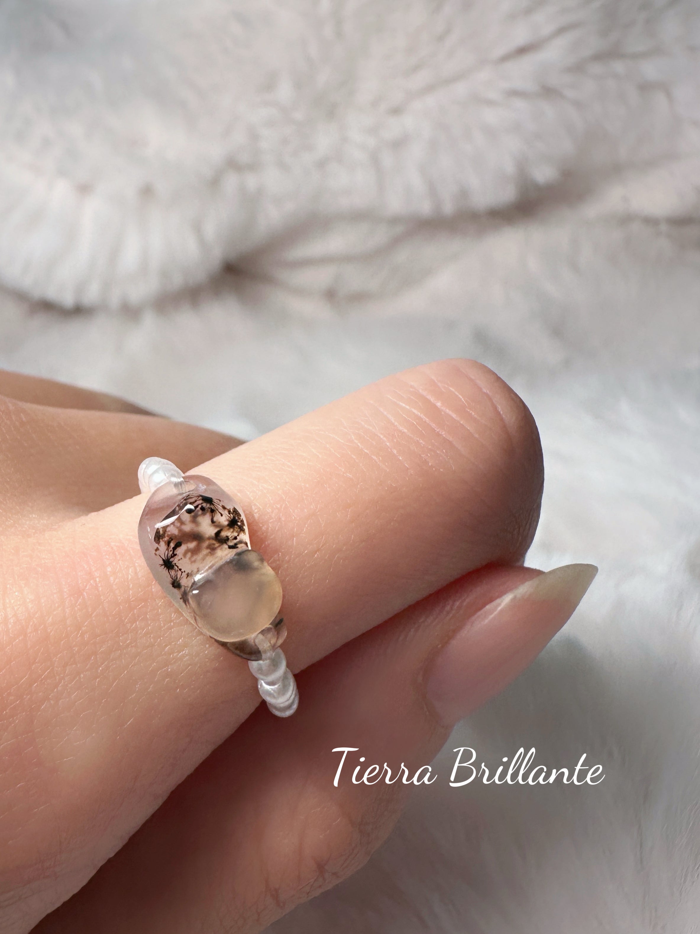 Cat·Gatito entre los dedos